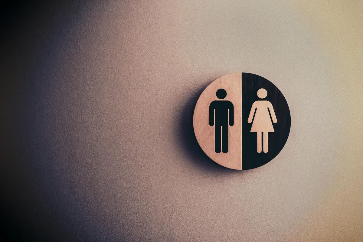 Sukupuolijakoa esittävä merkki, jossa miestä esittävä hahmo ja naista esittävä hahmo.