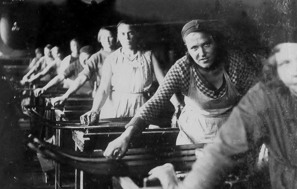 Naisia työskentelemässä suksitehtaassa Neuvosto-Karjalassa 1930-luvulla.