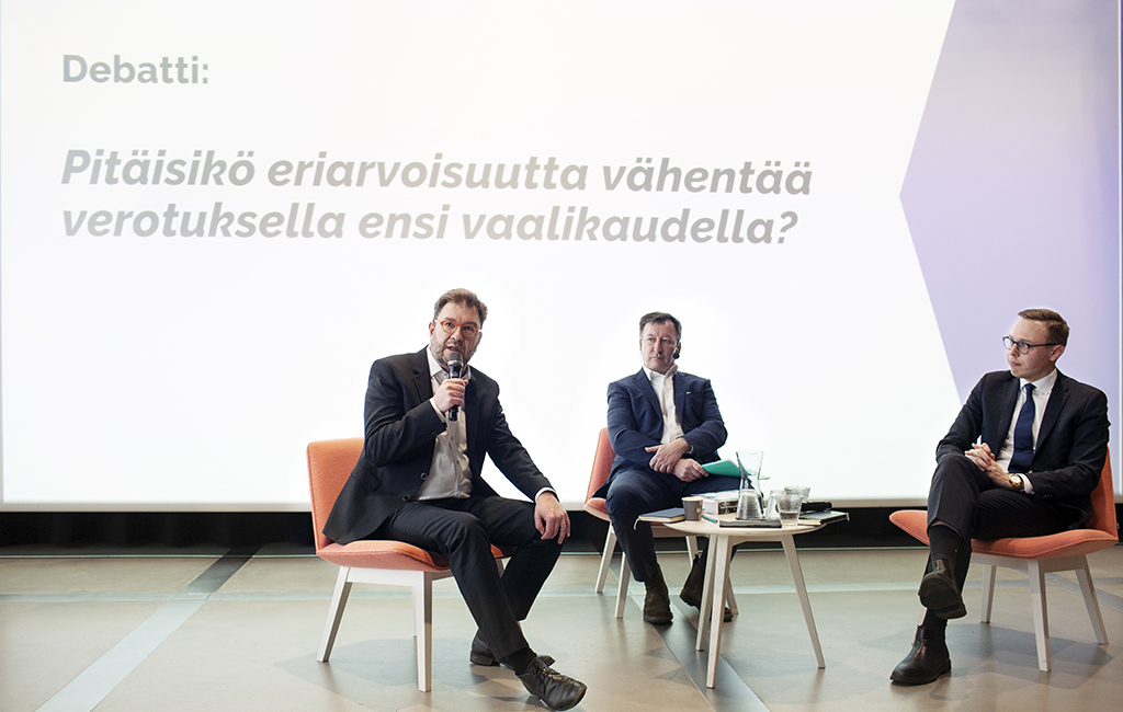 Timo Harakka, Juha-Pekka Raeste ja Matias Marttinen keskustelevat verotuksesta.